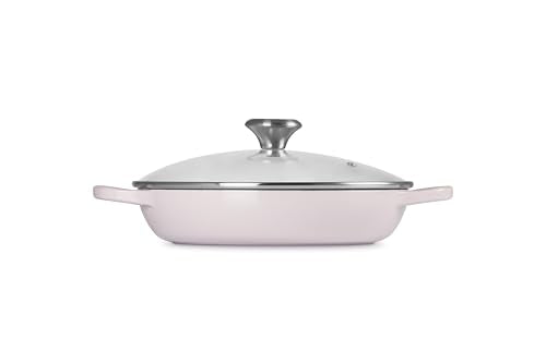 Le Creuset manijas ergonómicas facilitan agarre y transporte seguro.