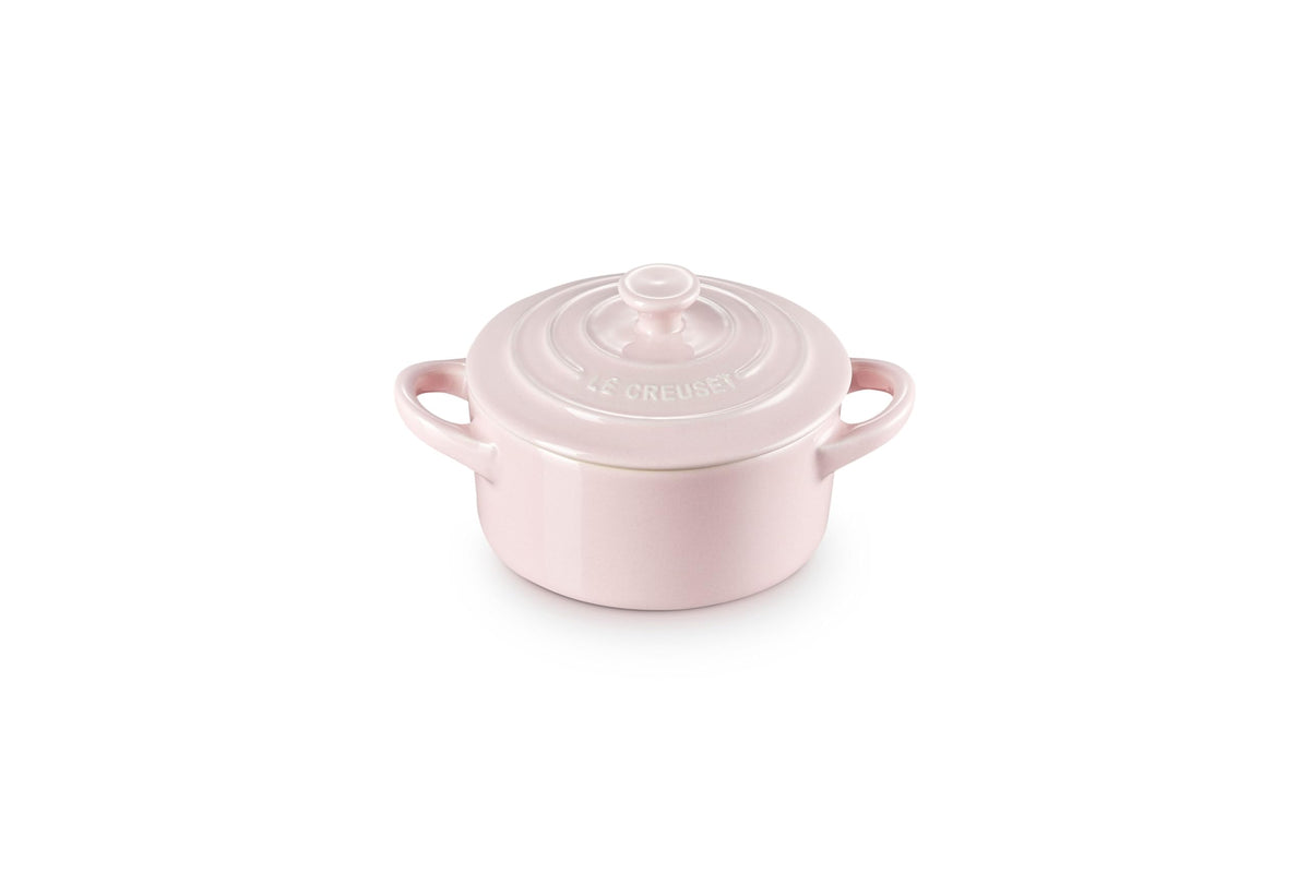 Le Creuset mini cocotte redonda, detalle-textura para hornear porciones uniformes.