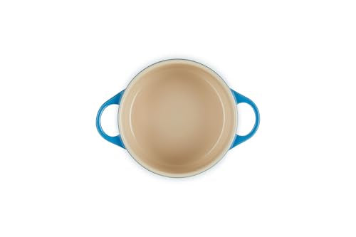 Le Creuset Mini Cocotte retiene calor, manteniendo la comida tibia.