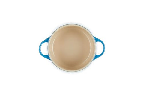 Le Creuset Mini Cocotte retiene calor, manteniendo la comida tibia.