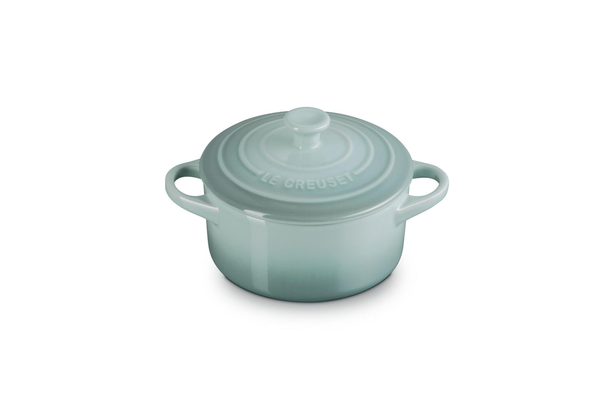 Le Creuset Mini Cocotte Sea Salt frente, porción individual para postres y gratinados.