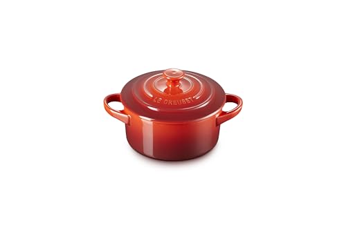 Mini cocottes cerise en la mesa, lista para servir de forma atractiva.