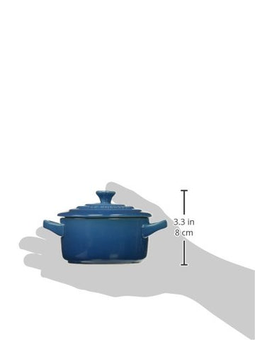 Le Creuset mini cocottes Marseille con libro de recetas para ideas de presentación.
