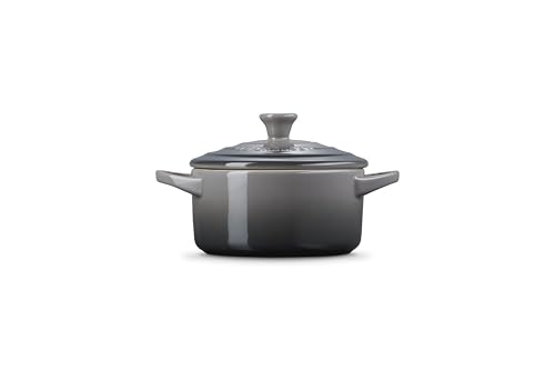 Cocotte de cerámica esmaltada Le Creuset, duradera y fácil de limpiar.