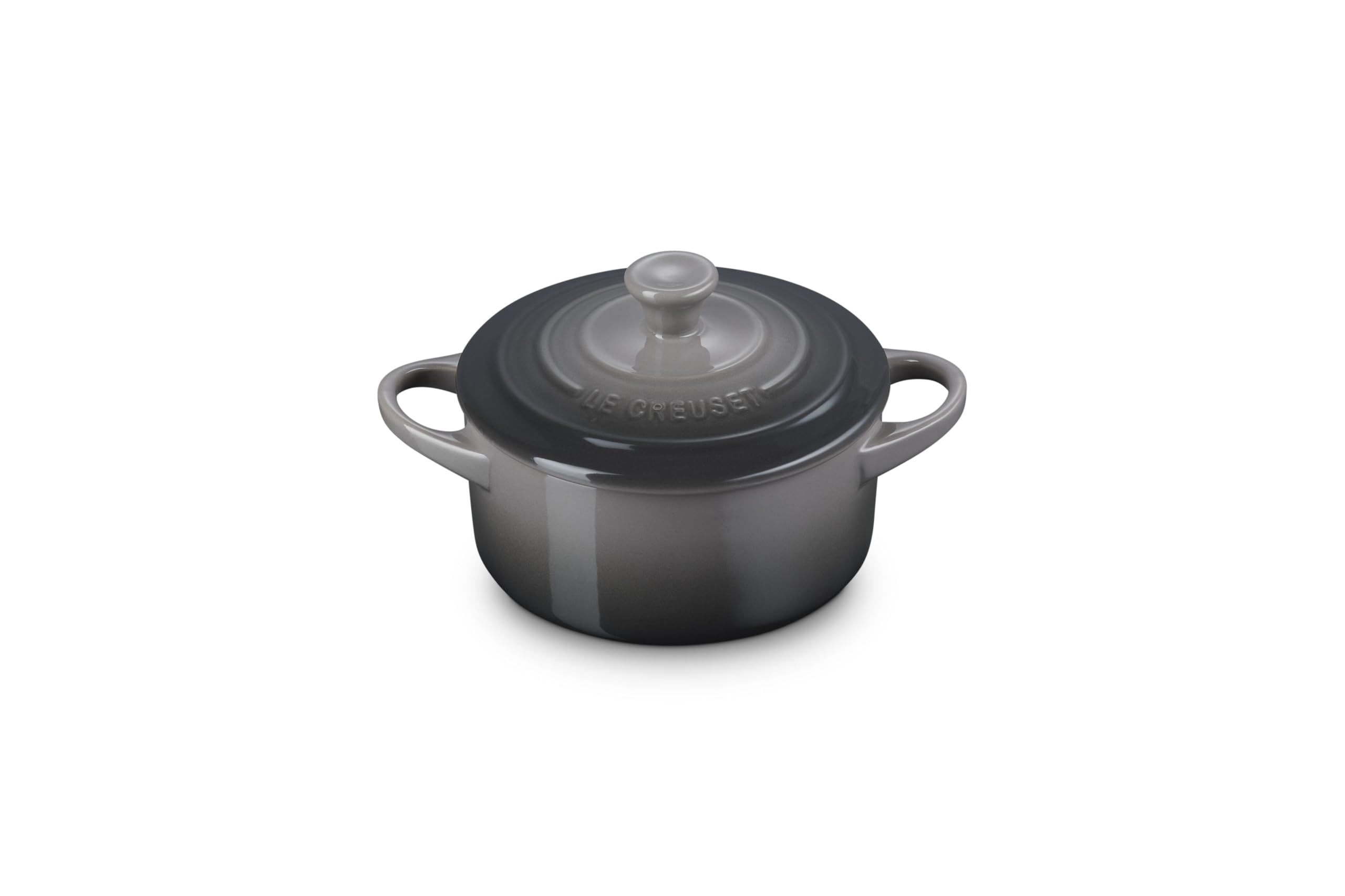 Le Creuset Mini Round Cocotte Oyster en la mesa para porciones elegantes.