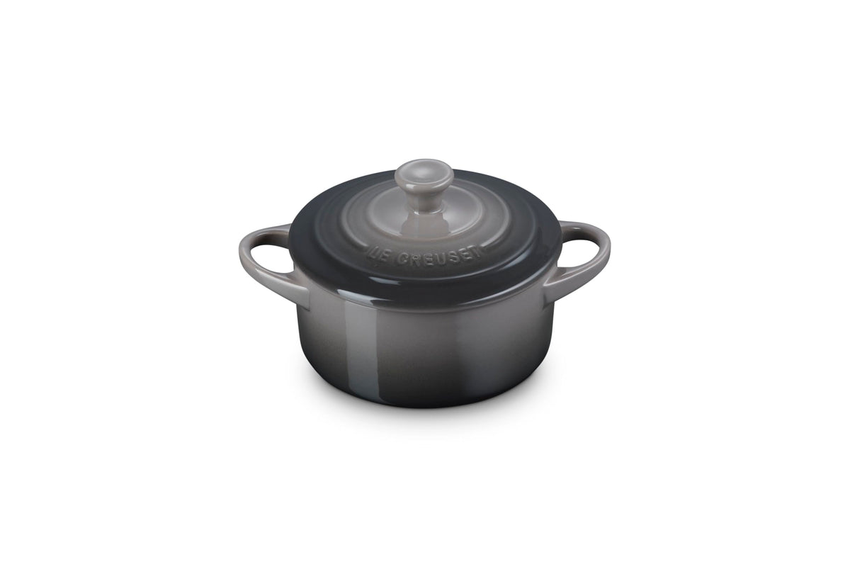 Le Creuset Mini Round Cocotte Oyster en la mesa para porciones elegantes.