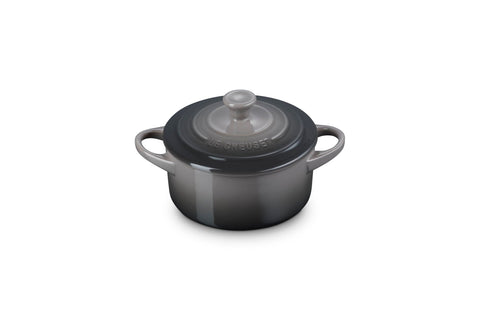 Le Creuset Mini Round Cocotte Oyster en la mesa para porciones elegantes.