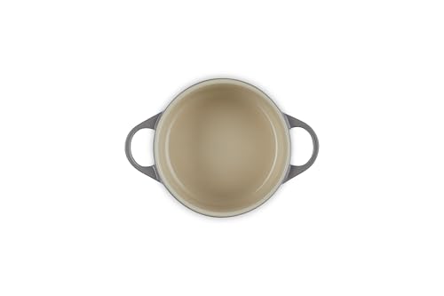 Tapa con pomo redondo de Le Creuset para retener calor y humedad.