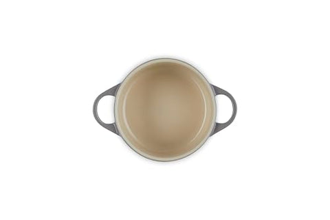 Tapa con pomo redondo de Le Creuset para retener calor y humedad.