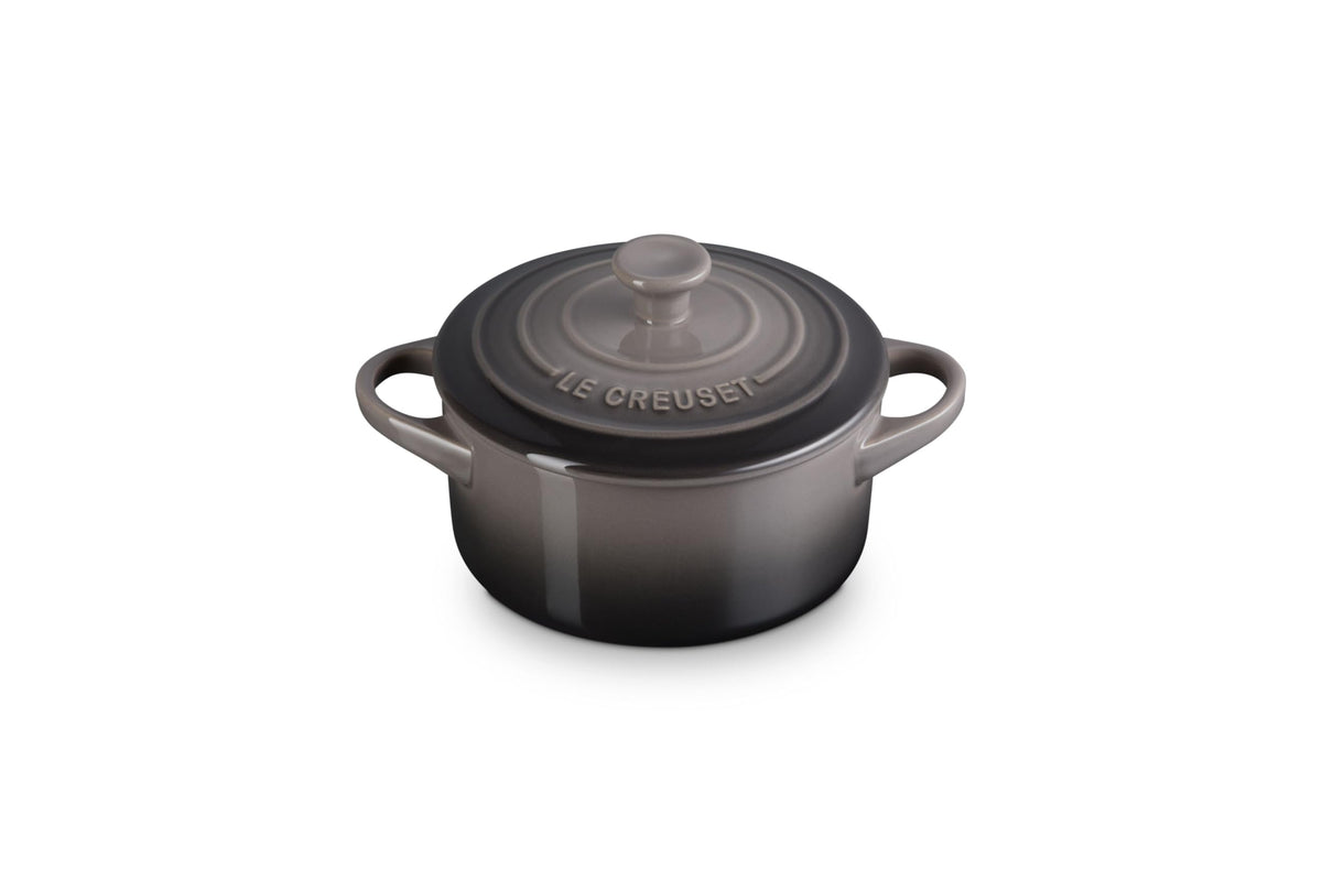 Le Creuset Mini Cocotte Oyster, frente, ideal para porciones y presentaciones elegantes.
