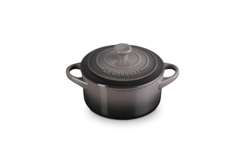 Le Creuset Mini Cocotte Oyster, frente, ideal para porciones y presentaciones elegantes.