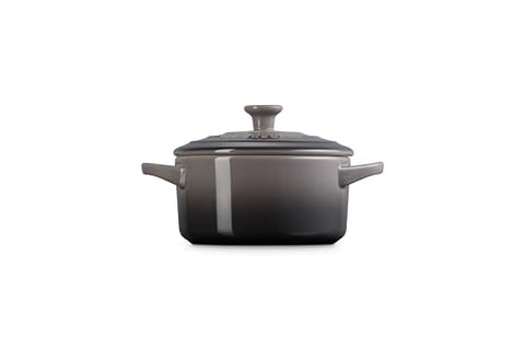 Le Creuset Mini Cocotte Oyster, interior, facilita desmoldeo y limpieza rápida.