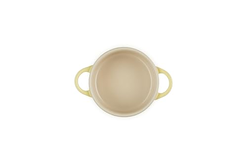 Le Creuset Cocotte Soleil borde colorido y acabado duradero que resiste manchas.