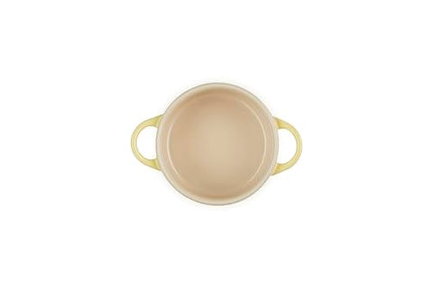 Le Creuset Cocotte Soleil borde colorido y acabado duradero que resiste manchas.
