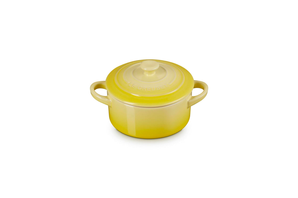 Le Creuset Mini Cocotte Soleil frente elegante para porciones individuales.