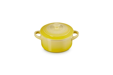 Le Creuset Mini Cocotte Soleil frente elegante para porciones individuales.