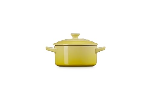 Le Creuset Cocotte Soleil esmalte interior antiadherente para liberar la comida fácilmente.