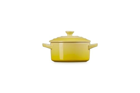 Le Creuset Cocotte Soleil esmalte interior antiadherente para liberar la comida fácilmente.