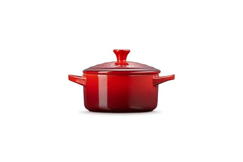 Le Creuset cocotte mini en Cerise, apta para lavavajillas y horno.