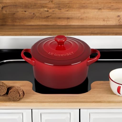 Le Creuset cocotte mini en Cerise, preparación y almacenamiento fáciles.