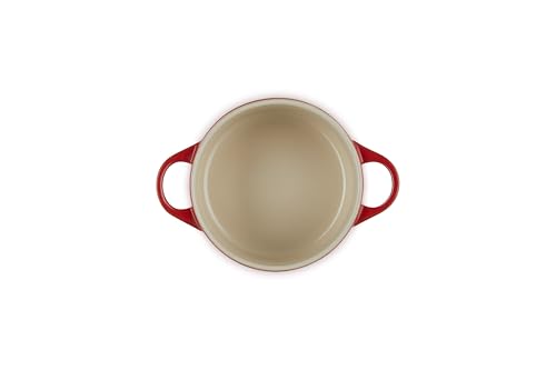 Le Creuset cocotte mini en Cerise, tapa con detalle de mango.