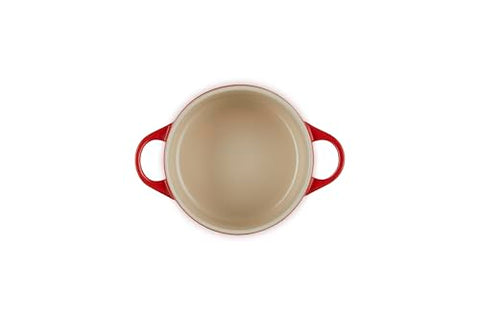 Le Creuset cocotte mini en Cerise, tapa con detalle de mango.