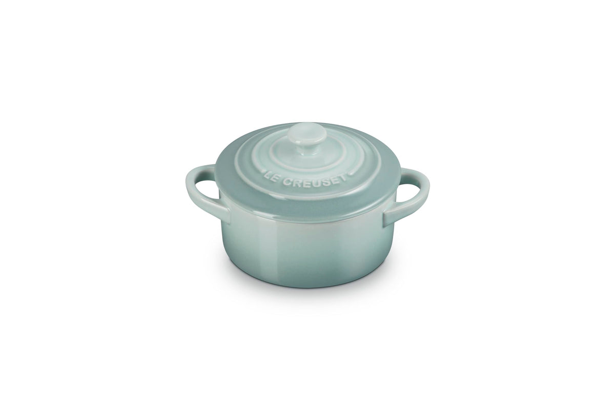 Le Creuset Mini Round Cocotte Sal de Mar, frente: porción individual lista para servir