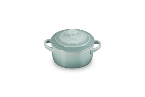 Le Creuset Mini Round Cocotte Sal de Mar, frente: porción individual lista para servir