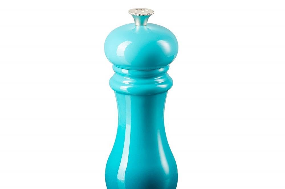 Diseño esmaltado Le Creuset Caribe: estética en la mesa para sazonar platos.