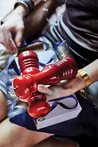 Enfoque en la muela cerámica de Le Creuset para un molido preciso de sal