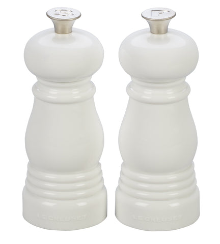 Le Creuset molinillos sal y pimienta blancos frente, control preciso del sabor.