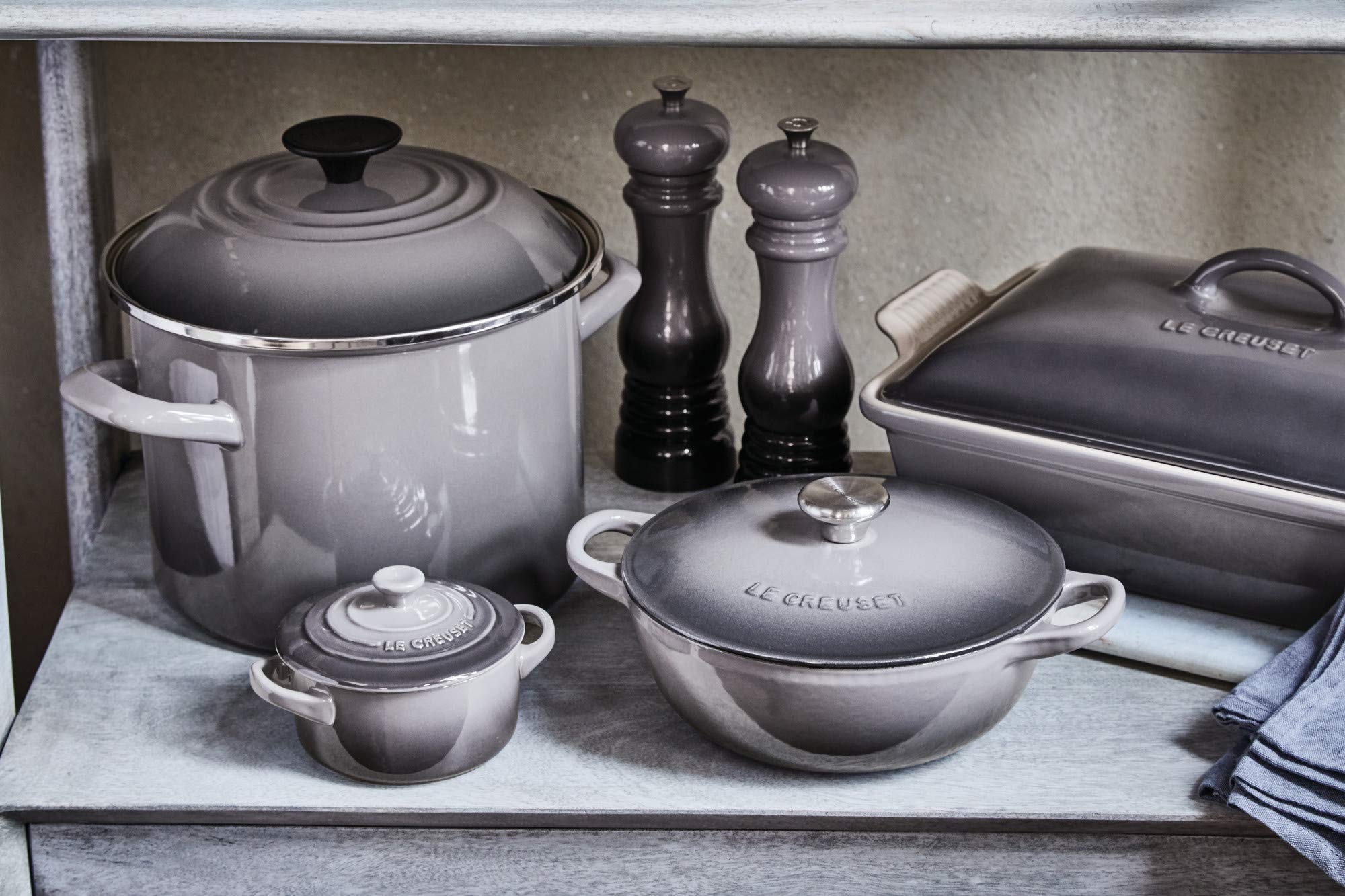 Acabado Oyster del molino Le Creuset se adapta a cualquier decoración de cocina.