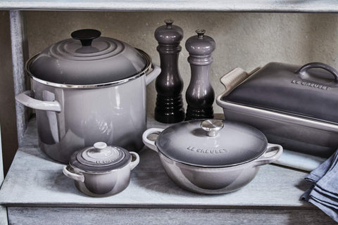Acabado Oyster del molino Le Creuset se adapta a cualquier decoración de cocina.