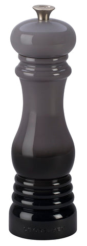 Molino de pimienta Le Creuset cerámico de 8 pulgadas, listo para moler pimienta fresca.