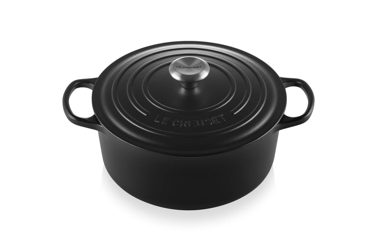 Olla Le Creuset Licorice con exterior esmaltado, duradera y elegante.