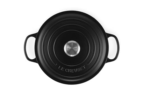 Interior claro de Le Creuset Licorice para ver la cocción con facilidad.
