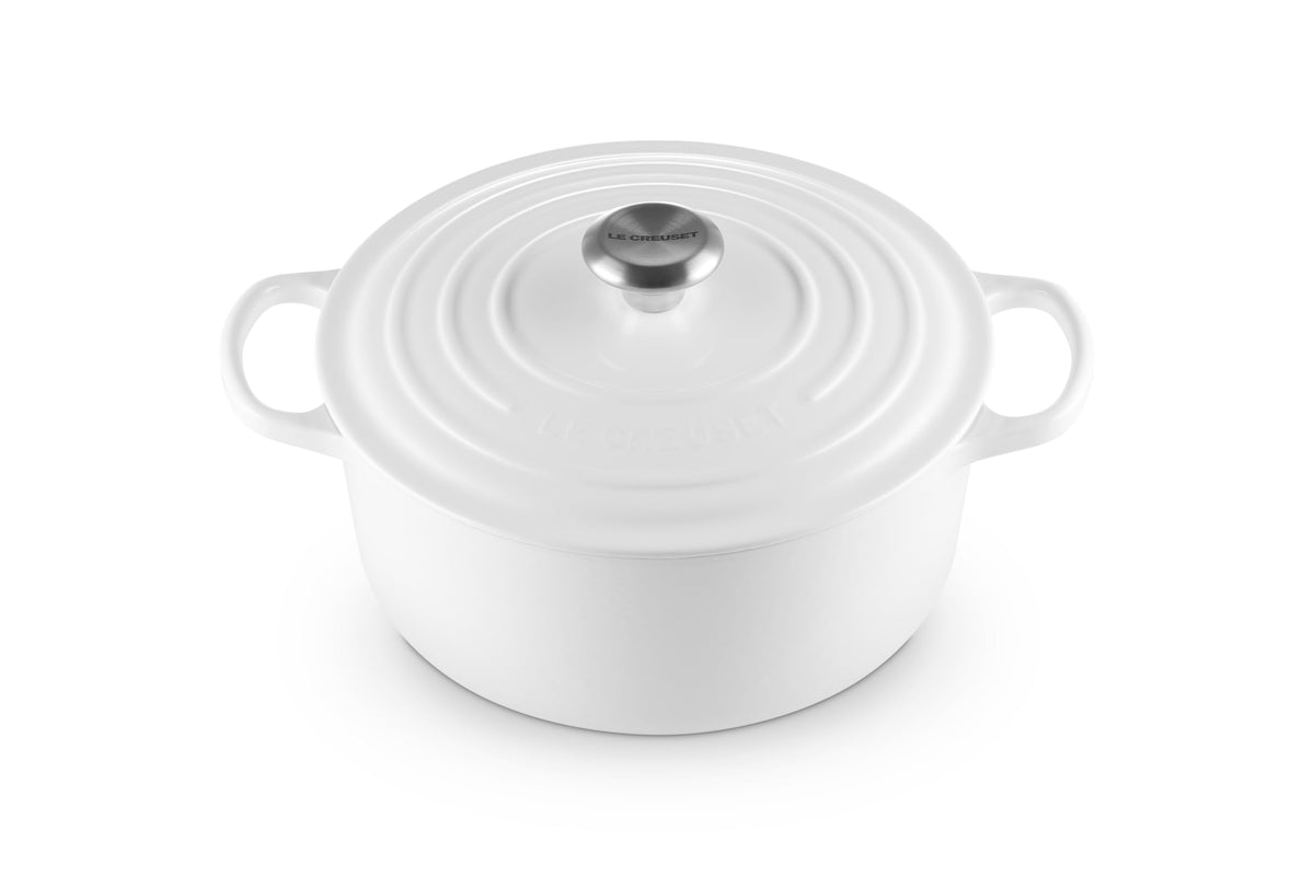 Olla Le Creuset blanca de hierro esmaltado para cocción uniforme y durable.