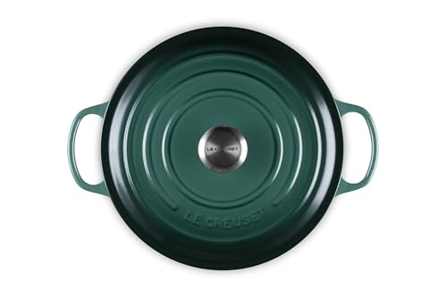 Interior claro de la olla Le Creuset para vigilar la cocción.