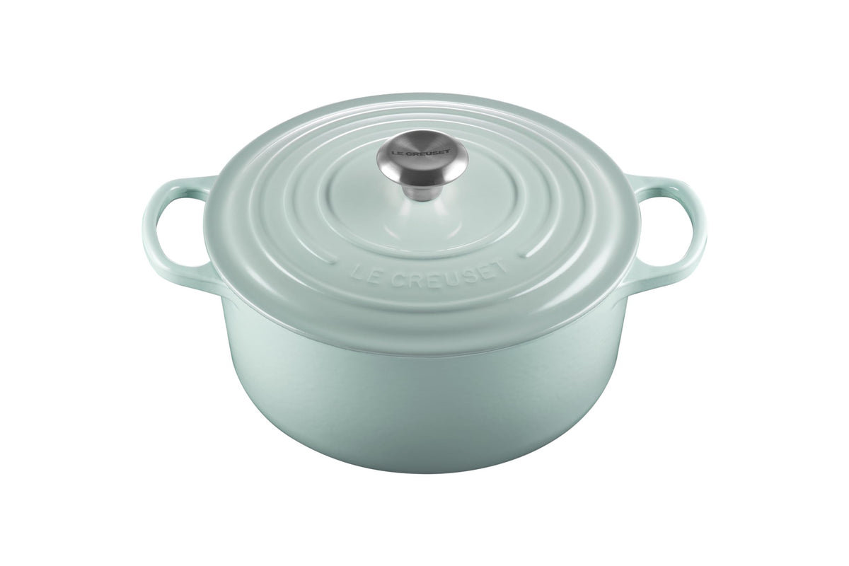 Olla Le Creuset de hierro esmaltado, redonda, ideal para guisos lentos y jugosos.