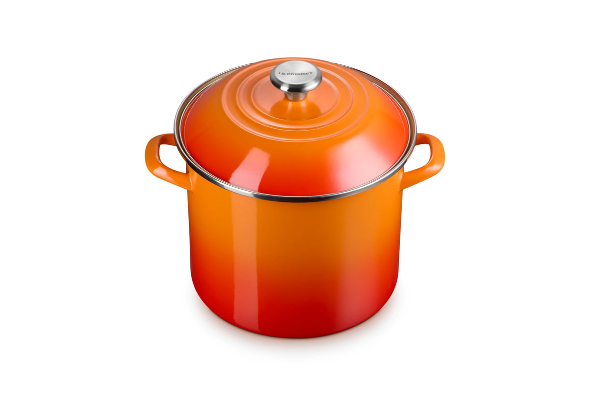 Olla Le Creuset de acero esmaltado 10 qt en naranja, calienta rápido para caldos y pastas.