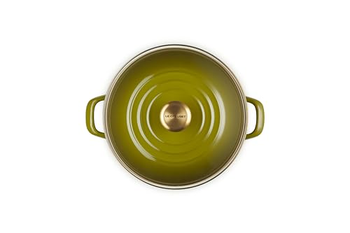 Vista lateral de la olla Le Creuset en oliva, acabado esmaltado duradero.
