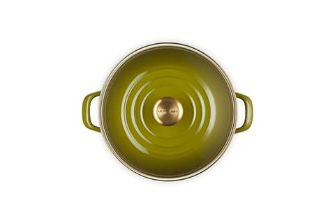 Vista lateral de la olla Le Creuset en oliva, acabado esmaltado duradero.