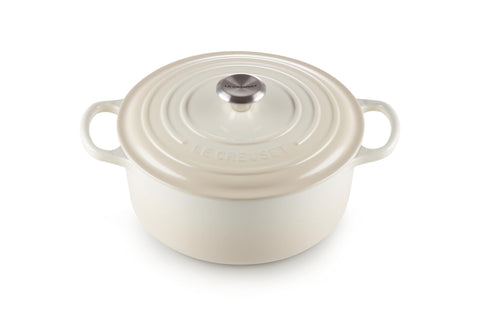 Olla Le Creuset merengue redonda, vista frontal, distribución de calor excelente.