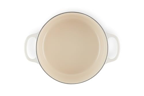 Interior claro de Le Creuset merengue facilita vigilar la cocción.