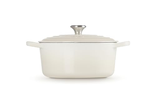 Manijas ergonómicas y pomo seguro en Le Creuset merengue.
