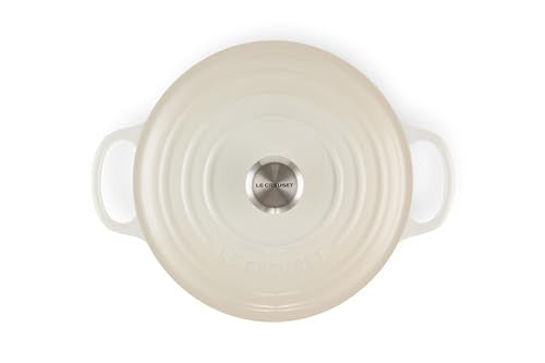 Olla Le Creuset merengue redonda, tapa encajada, retiene humedad para guisos.