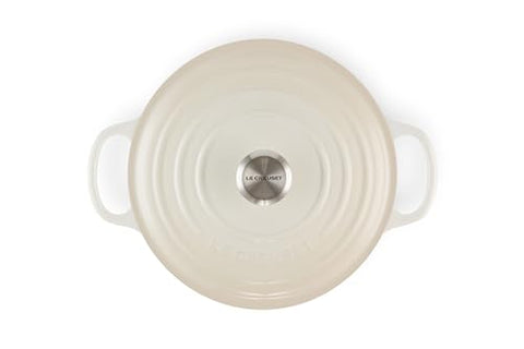 Olla Le Creuset merengue redonda, tapa encajada, retiene humedad para guisos.