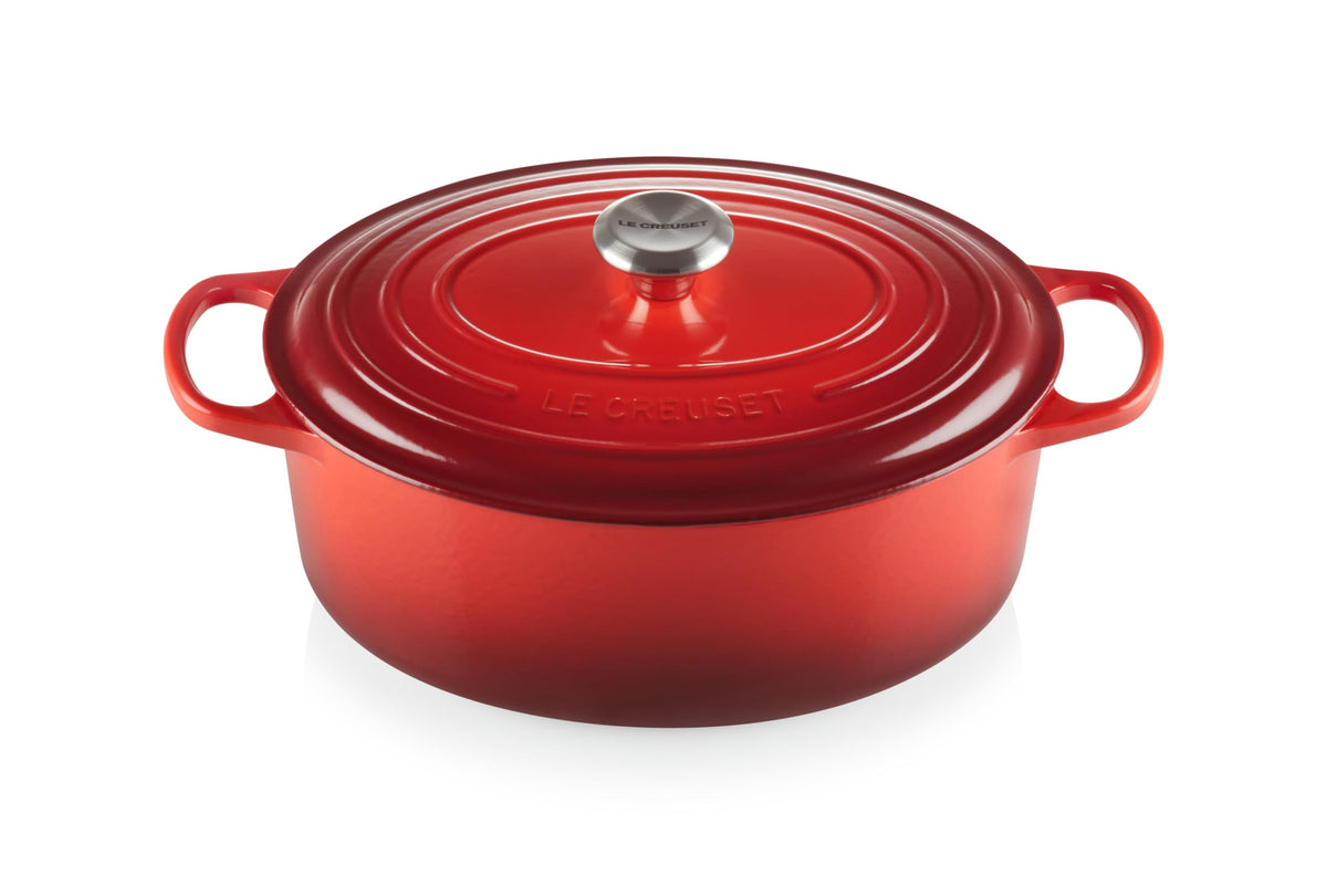 Olla oval Le Creuset Cerise exterior: esmaltado resistente y fácil de limpiar.