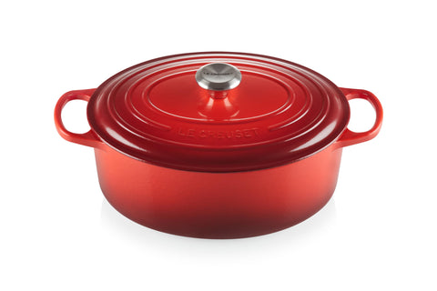 Olla oval Le Creuset Cerise exterior: esmaltado resistente y fácil de limpiar.