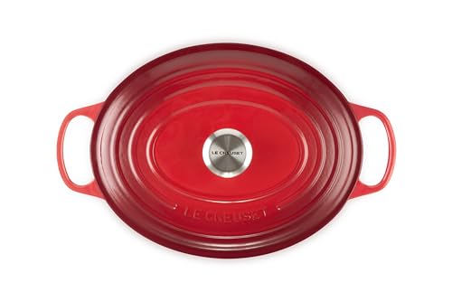 Olla oval Le Creuset Cerise interior arenoso: favorece caramelización sin pegarse.